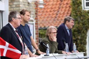 Erik Lauritzen, Stephan Kleinschmidt, Aase Nyegaard og Peter Hansen frøs under debatten i Augustenborg.