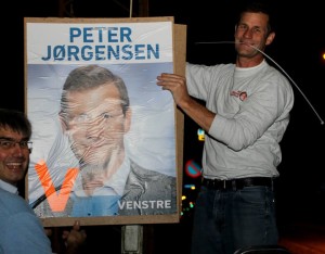 Her arbejder Peter Jørgensen med sit net af plakater, så der kan fanges stemmer.