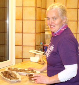 Køkkenlederen, Hanne, fortæller, at efterskolen modner de unge mennesker. Foto: Anna Hynding.