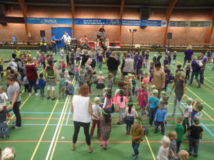 Syngende børn i SFS-hallen. Foto: Sønderborg ProduktionsHøjskole.