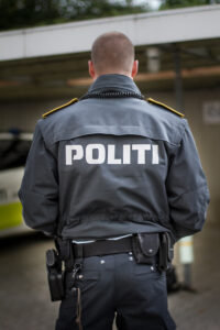 Betjent med ryggen til, Politi synligt