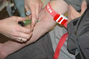 Blodprøver afslører, om der er tanket for meget alkohol. Foto: Ole Kæhler