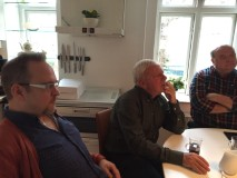 Revyholdet sidder og venter på Thorning udskriver valg. Foto: Sønderborg Sommerrevy