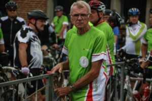 Henry Frederiksen, cyklemotionist, takker personalet på Sønderborg Sygehus.