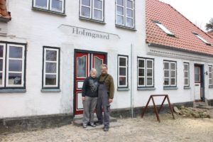 Jens Peter Kock og hans kone foran stuehuset på Kegnæs.
