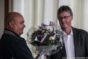 Jan Rytkjær Callesen får blomster i Byrådssalen.