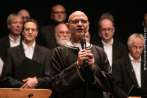 Dirigenten fortæller, at korets tanker går til de terrorramte koncertgængere i Paris
