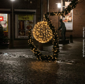 AStormen fik også skubbet til en julelyskæde i Jernbanegade i Sønderborg.