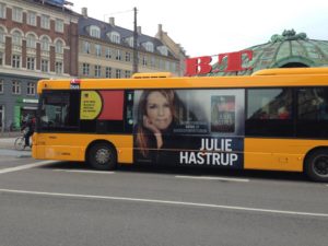 Julie Hastrup er på vej i bus.