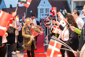 Bente Nyholm fejres af kollegerne i Føtex.