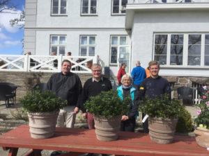 Glade vindere ved Plantoramas forårsturnering  i Sønderborg Golfklub. Fra venstre er det Henrik Aakjær, Plantorama´s stifter Søren Vang Christensen, Lone Risvig Aagaard og Martin Tolbøl. 