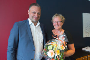 Sparekassedirektør Lars Christensen siger tak til Karin Gerber.